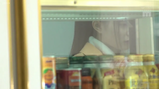 室内 · 站立 · 中景 · 平静 · 观察 · 冰箱 · 黄色外套