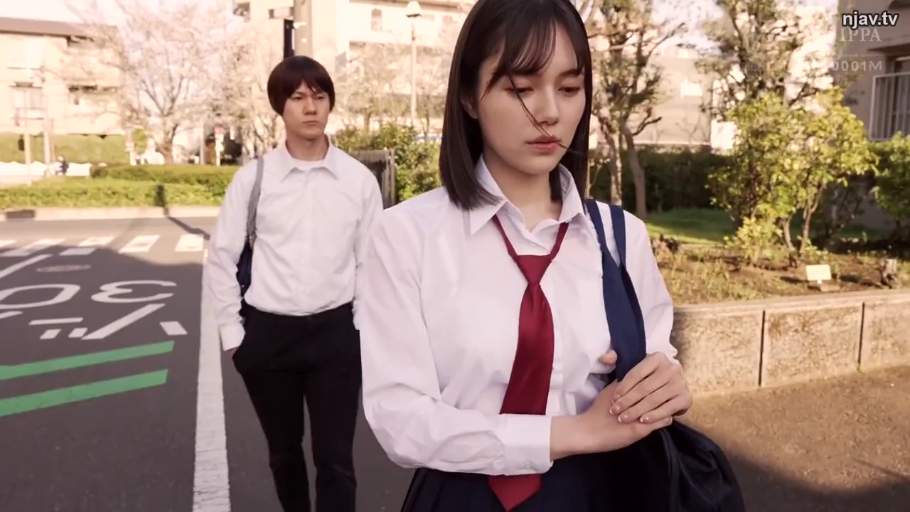 冷淡 · 红色领带 · 户外 · 单肩包 · 女生面部特写