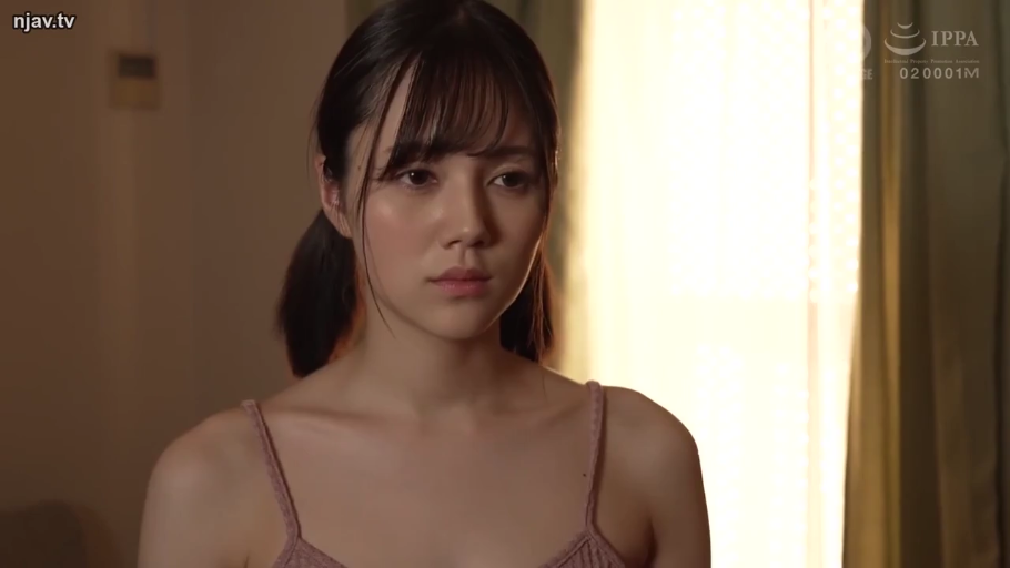 卧室 · 神情严肃 · 面部特写 · 粉色吊带衫 · 室内光影