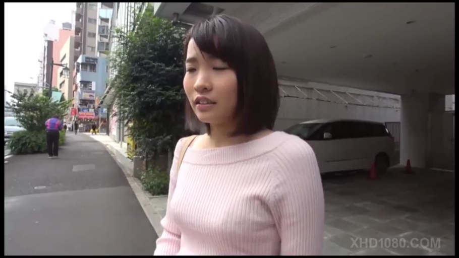 交谈中 · 人行道 · 人物半身像 · 粉色针织长袖上衣