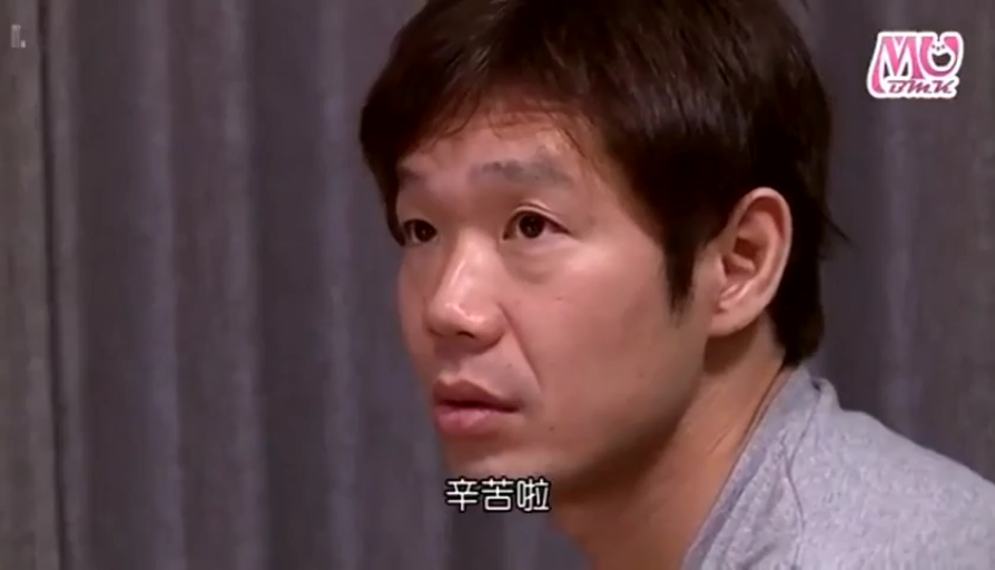 室内 · 专注 · 面部特写 · 灰色圆领T恤 · 字幕显示“辛苦啦”