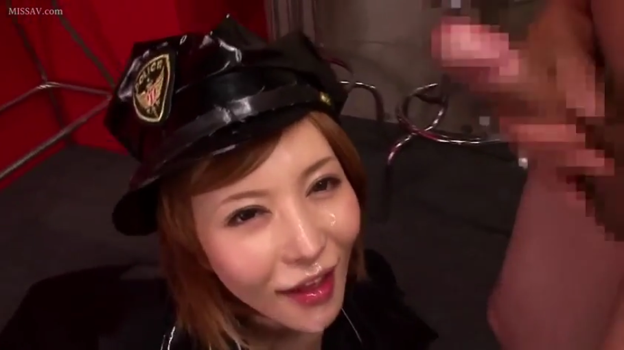 室内 · 脸部特写 · 警察制服 · 跪位