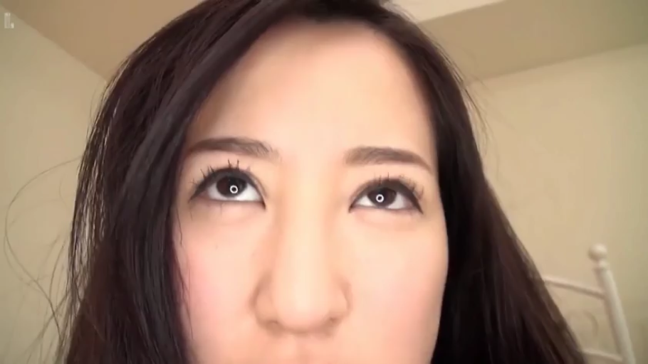 卧室 · 眼睛特写 · 沉迷 · 眼中有环形补光灯反射