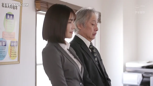 平静 · 办公室 · 深灰色西装外套 · 侧脸特写 · 室内光线明亮