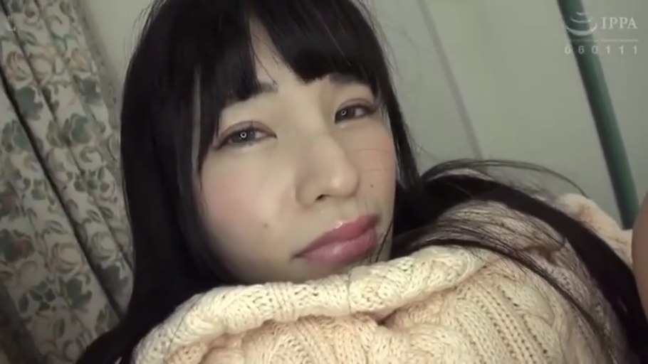 室内 · 脸部特写 · 仰卧 · 注视 · 诱惑 · 针织衫 · 长发