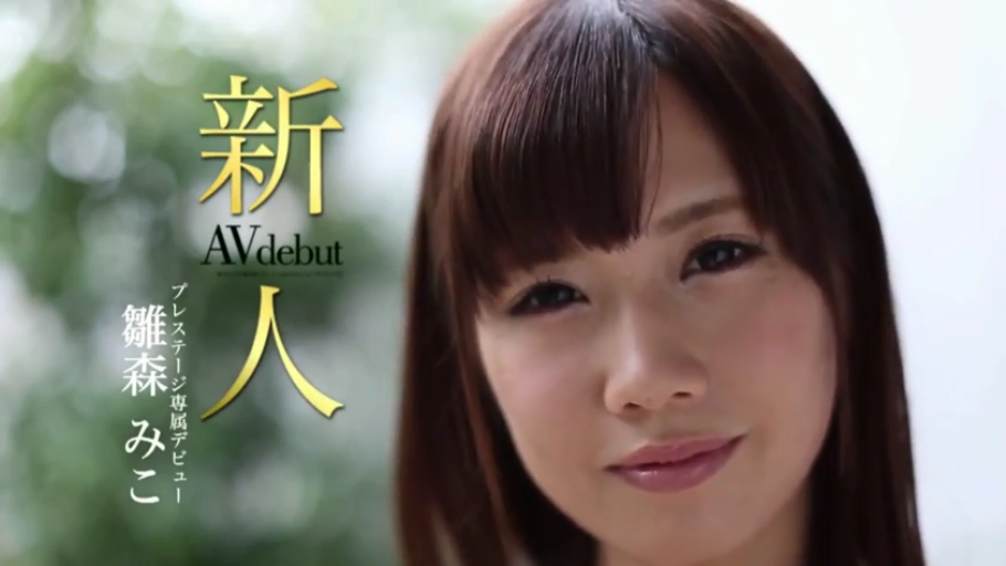 脸部特写 · 微笑 · 注视 · 户外 · 常服 · 正面 · 新人