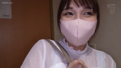 室内 · 站立 · 面部特写 · 白色蕾丝上衣 · 凝视 · 眯眼笑