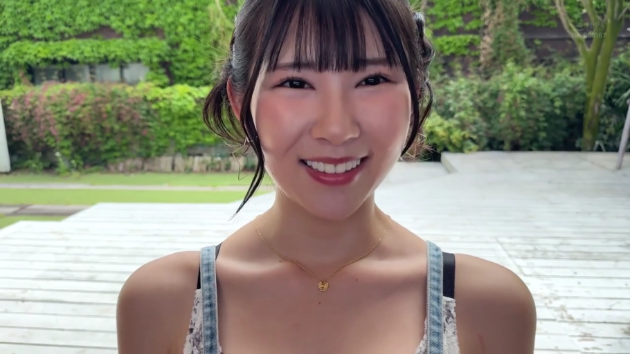 肩颈特写 · 温和注视 · 戶外露台 · 光线明亮 · 黑色内衣肩带可见 · 金质细项链
