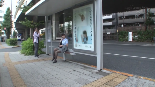 坐姿 · OL装 · 自然 · 远景 · 等待 · 广告牌 · 公交站