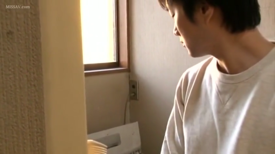 平静 · 插座 · 普通住宅房间 · 浅色长袖圆领衫 · 男侧脸特写