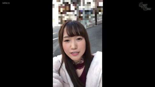 站立 · 微笑 · 面对镜头 · 面部特写 · 街道 · 长发 · 毛绒外套