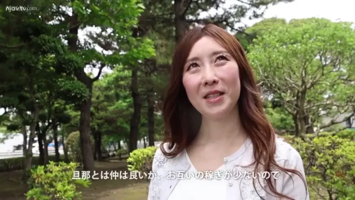 交谈 · 面部 · 站立 · 微笑 · 公园 · 白色针织衫 · 人妻