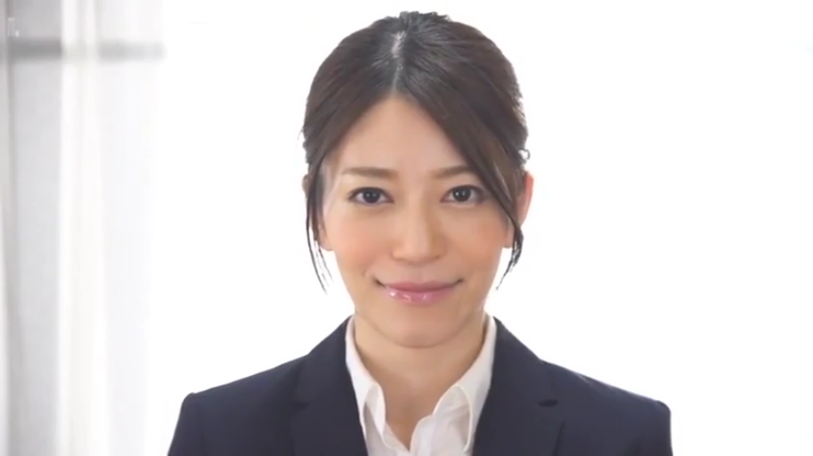 室内 · 微笑 · 面部特写 · 职业装 · 注视 · 熟女 · 正对镜头