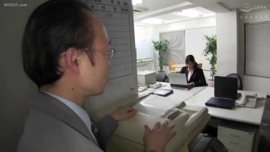 坐姿 · 严肃 · 办公室 · 职业装 · OL · 办公 · 侧脸 · 复印机