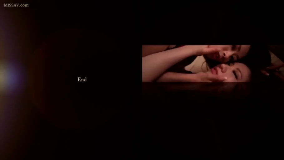 脸部特写 · 卧室 · 爱意 · 昏暗灯光 · 吊带内衣 · 女同亲密互动