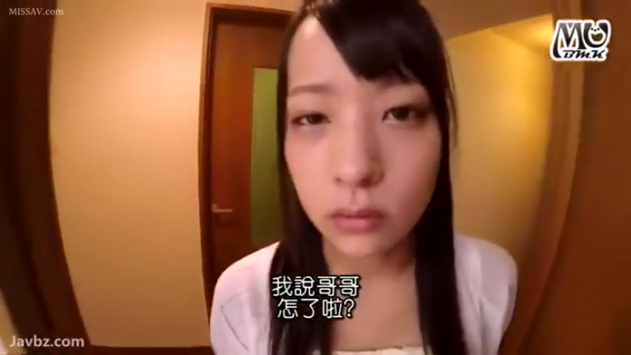 脸部特写 · 中文字幕 · 白色开衫 · 室内走廊 · 略显呆滞