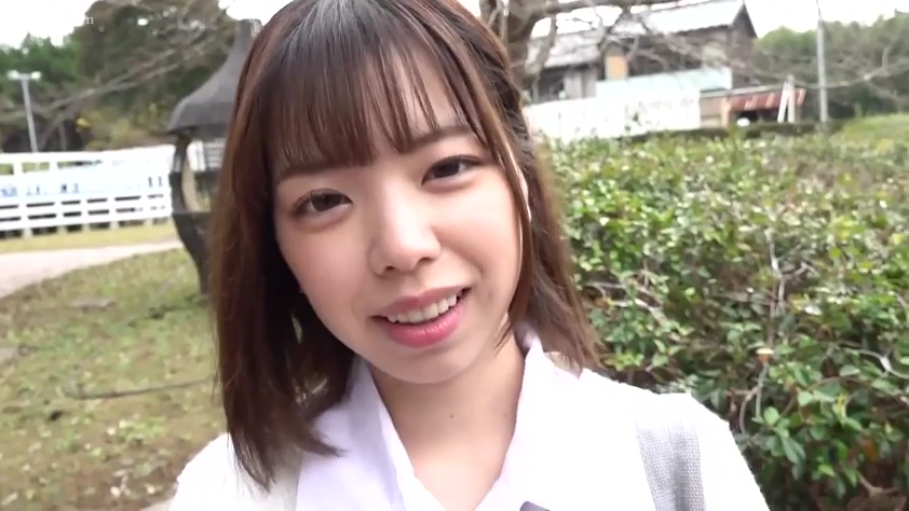 五官细节 · 温柔 · 学生制服 · 草地 · 自然光
