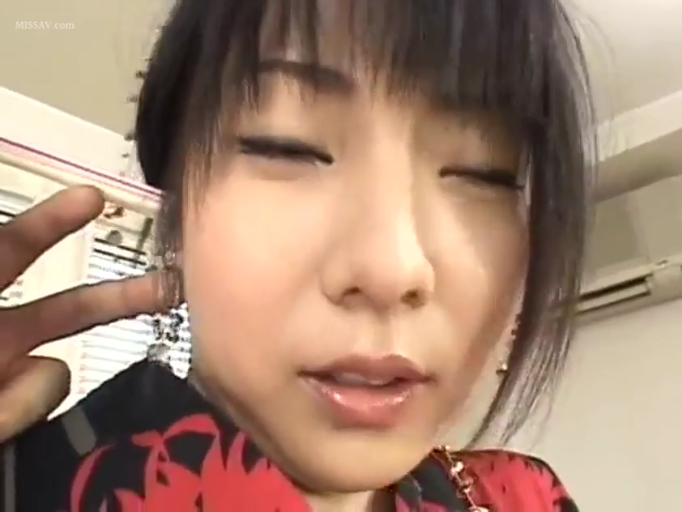 室内 · 脸部特写 · 意识模糊 · 自拍视角 · 红色印花上衣