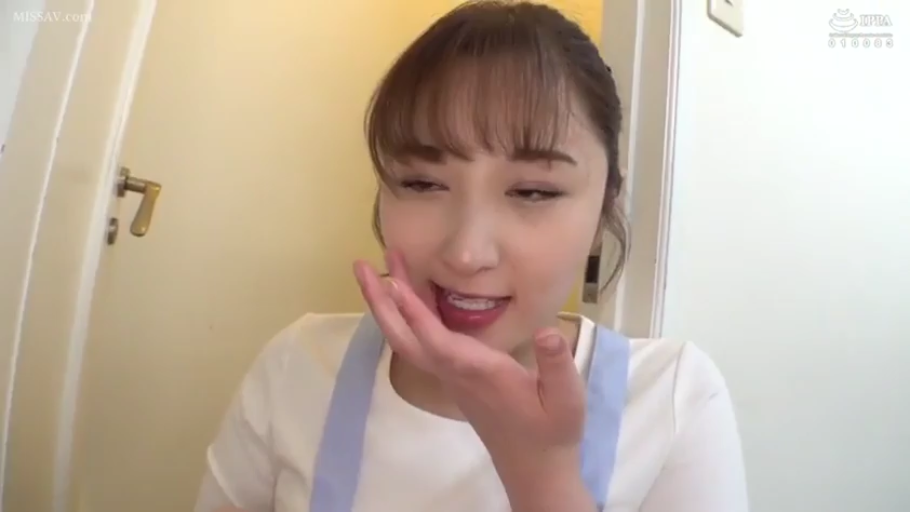 室内 · 坐姿 · 脸部特写 · 迷离 · 亚洲女性 · 围裙 · 舔手指