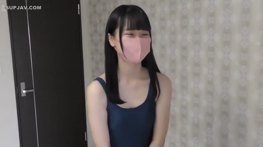 室内 · 坐姿 · 微笑 · 面对镜头 · 半身 · 口罩 · 死库水 · 黑发