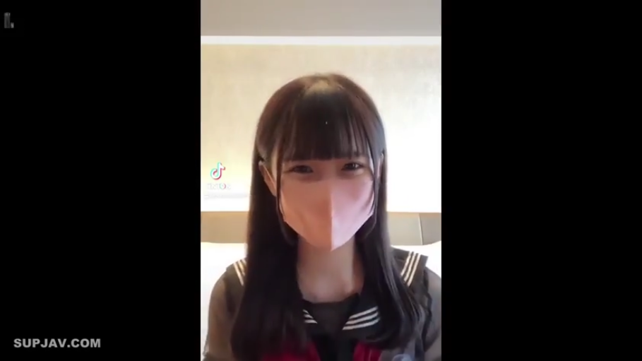 眼神明亮 · 面部特写 · 学生制服 · 室内卧室 · 粉色口罩