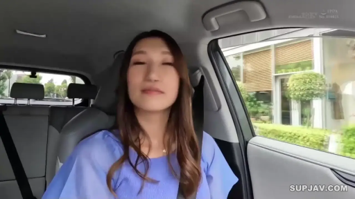 闭眼 · 面部特写 · 汽车 · 蓝色上衣 · 汽车内部