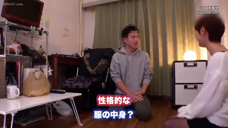 卧室 · 文件柜 · 平常神态 · 字幕显示日文 · 男子穿着灰色连帽卫衣