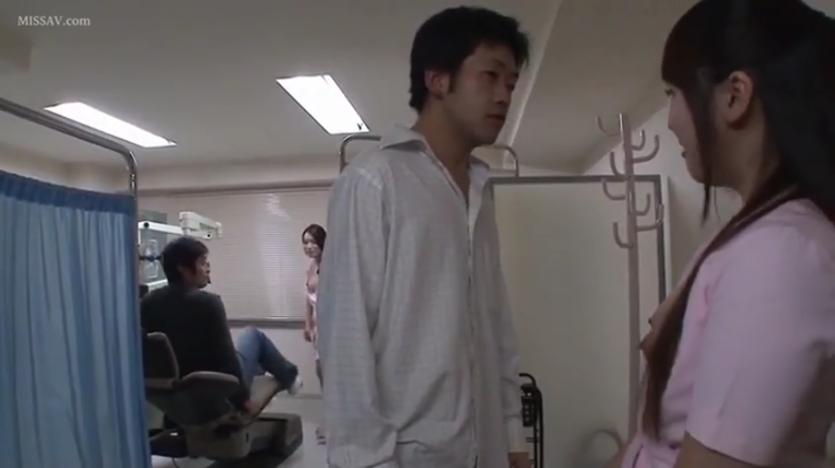 平静 · 医疗诊所 · 粉色护士制服 · 中景镜头 · 医疗检查椅 · 室内日光灯