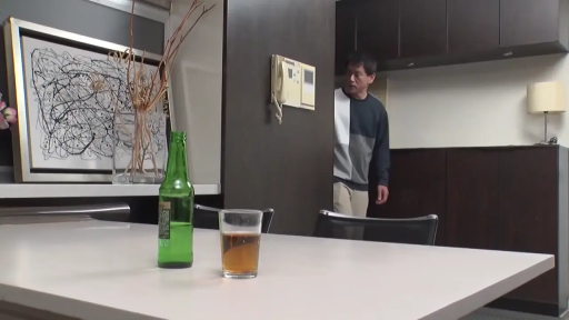 公寓 · 严肃 · 酒杯 · 拼色长袖T恤 · 室内摆设有现代简约感