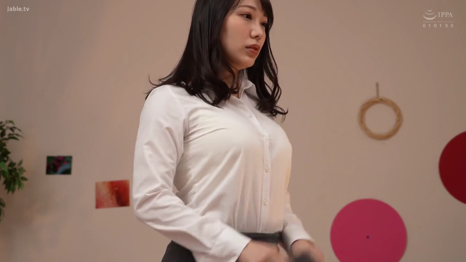 室内 · 站立 · 平静 · 白衬衫 · 半身 · 熟女