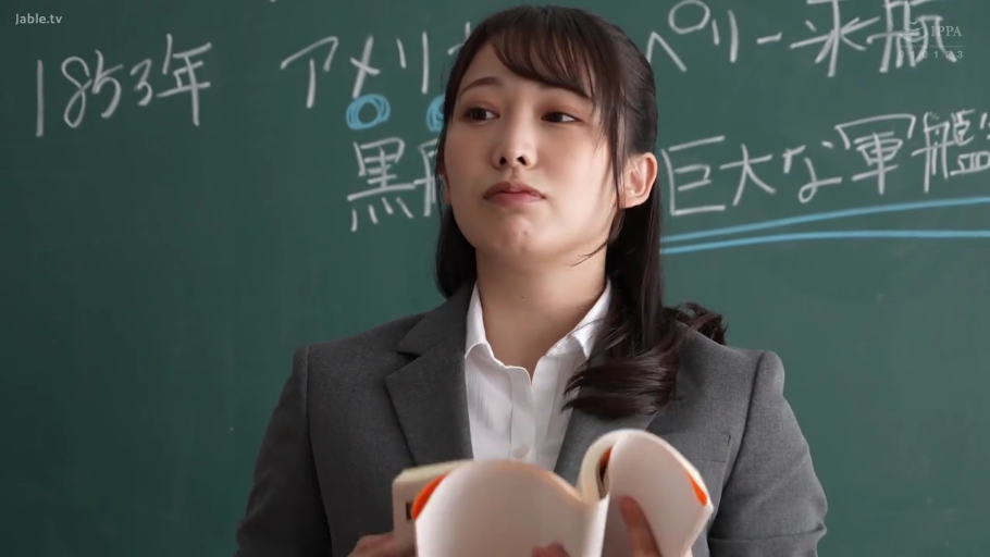 专注 · 教室 · 脸部特写 · 灰色西装外套 · 课本