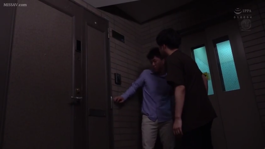 专注 · 站立 · 衬衫 · 昏暗 · 门 · 门口 · 按门铃