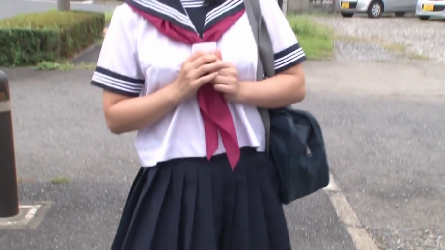 平静 · 户外 · 上半身特写 · 领巾 · 单肩书包