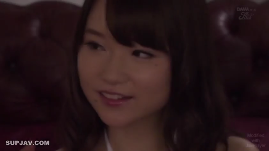 室内 · 坐姿 · 脸部特写 · 沙发 · 微笑 · 亚洲人 · 白色吊带