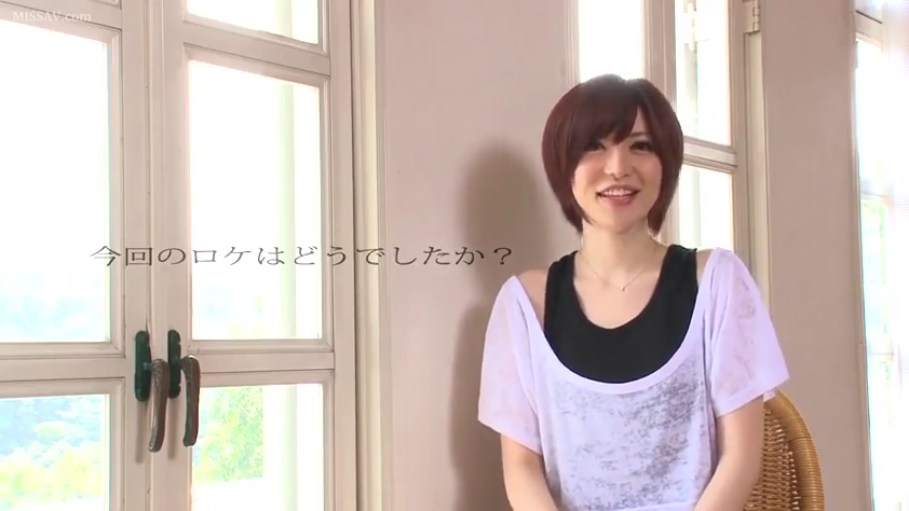 室内 · 坐姿 · 微笑 · 半身 · 休闲服 · 短发 · 访谈