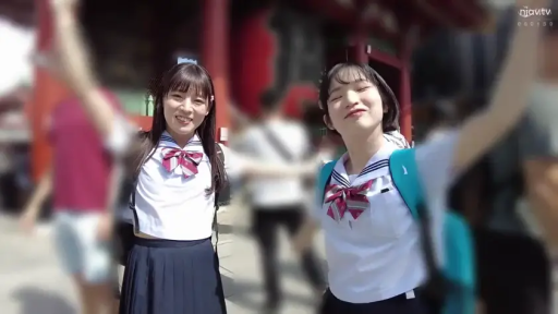 观光地 · 灿烂微笑 · 领结 · 书包 · 阳光充足 · 两人面部特写
