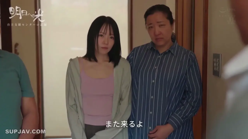 面无表情 · 室内走廊 · 视频水印 · 中年女性面部特写 · 中年女性穿条纹衬衫