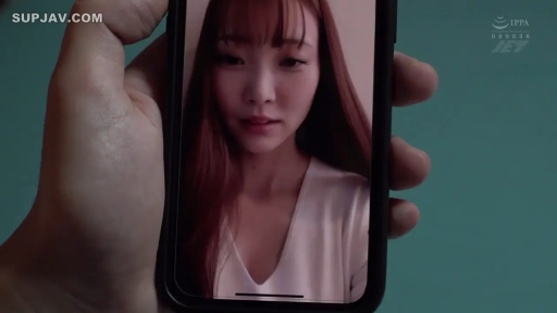 室内 · 脸部特写 · POV视角 · 手机 · 温柔 · 白色V领上衣 · 正面坐姿 · 视频通话