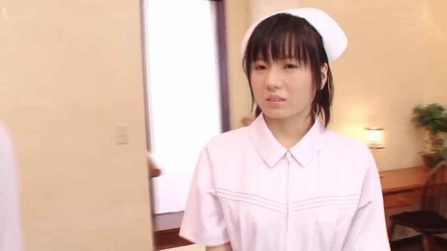 白色护士服 · 脸部特写 · 室内卧室 · 略显迟疑 · 护士帽