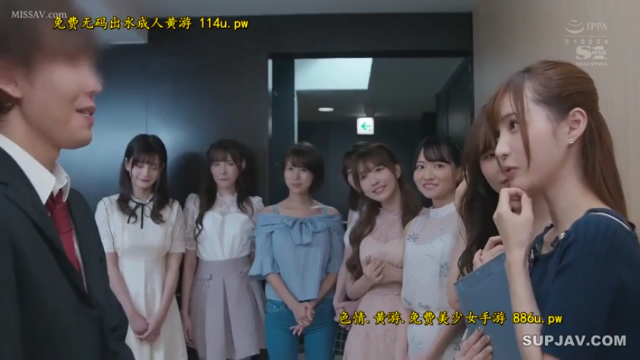 室内 · 交谈 · 站立 · 中景 · 微笑 · 剧情 · 文件夹 · 连衣裙