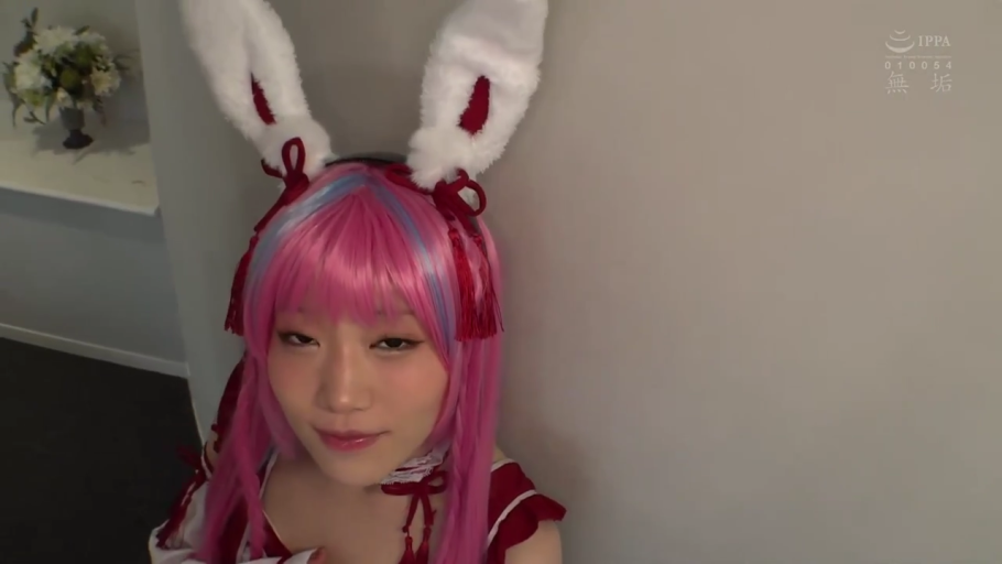 走廊 · 挑逗 · 面部特写 · 兔耳装饰 · 红色装饰性角色扮演服装 · IPPAN标识