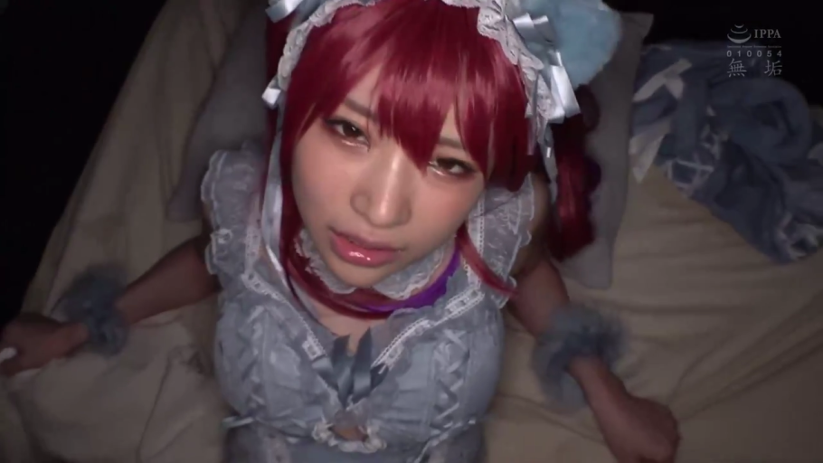 锁骨特写 · 床上 · 嘴唇微张 · 角色扮演服 · IPPA标志 · 猫耳头饰