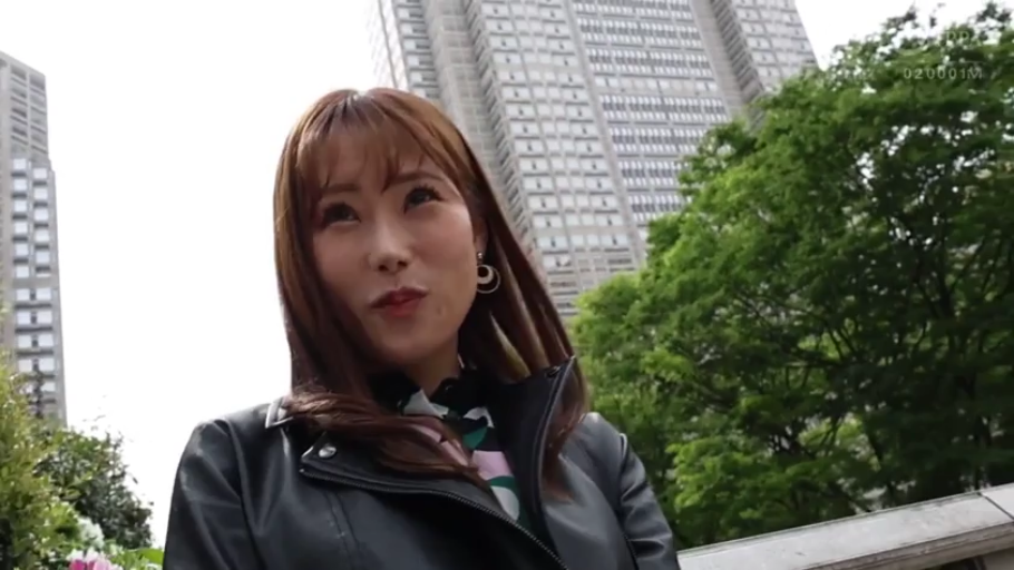 脸部特写 · 自然 · 拼色内搭 · 城市街道