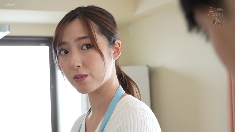 厨房 · 面部特写 · 关注 · 蓝色围裙 · 围裙
