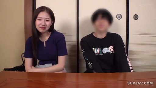 坐姿 · 羞涩 · 半身特写 · 谈话 · 和式房间 · 矮桌 · 日常私服 · 打码男子