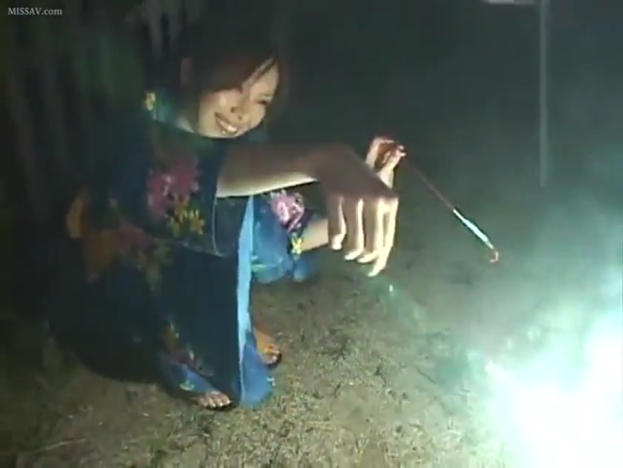 脸部特写 · 开心 · 夜晚 · 浴衣 · 线香烟花 · 烟花火光