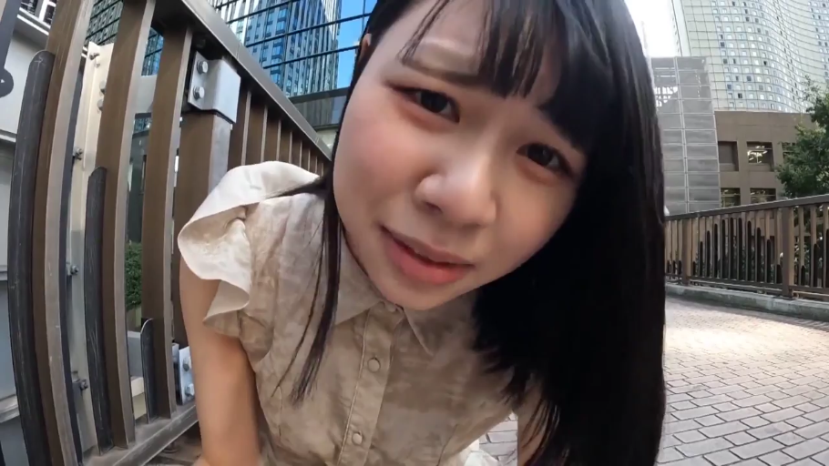 俯身 · 面部特写 · 户外街道 · 凝视镜头 · 城市背景 · 荷叶边上衣 · 自然表情