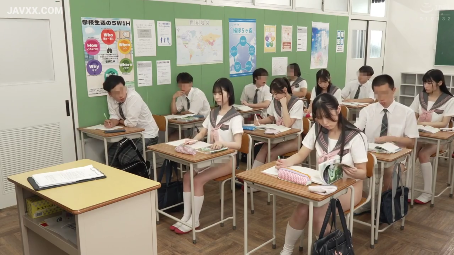 若无其事 · 裸体下身 · 学校教室 · 铅笔盒 · 马赛克处理 · 前排女学生腿部特写
