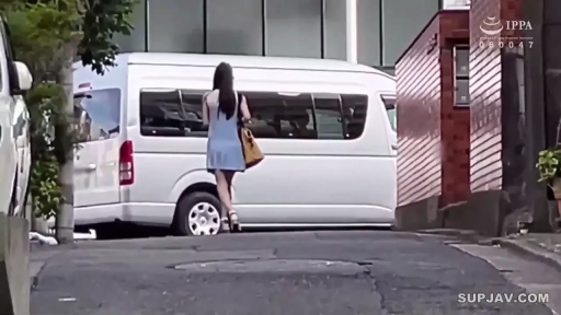 手提包 · 户外街道 · 浅色无袖连衣裙