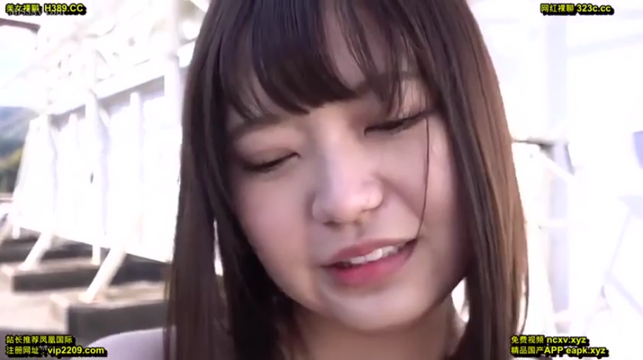 脸部 · 低头 · 户外 · 休闲服